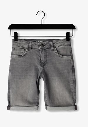 Pantalones cortos de mezclilla gris con puños doblados colgados en una percha negra, con botón delantero, cremallera, trabillas para cinturón y bolsillos.