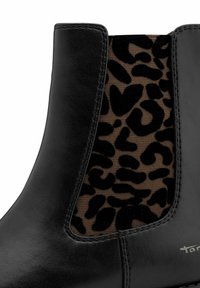 Czarne skórzane botki za kostkę z elastycznym panelem w leopardzi wzór w odcieniach brązu i czerni. Gładka faktura z odsłoniętym szwem i akcentem w postaci logo.