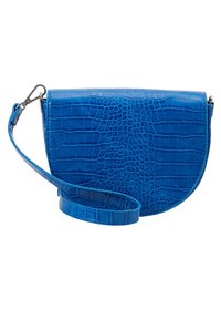 Borsa a tracolla in pelle blu con motivo coccodrillo, dalla forma curva, con tracolla removibile e dettagli in metallo lucido.
