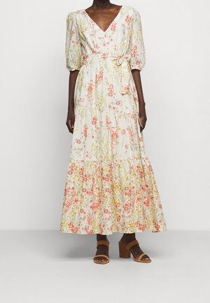 Maxikleid aus leichtem Stoff mit floralem Muster in Pink und Gelb. Merkmale sind ein tiefes V-Ausschnitt, Puffärmel, eine gebundene Taille und ein gestuftes Saumdesign.