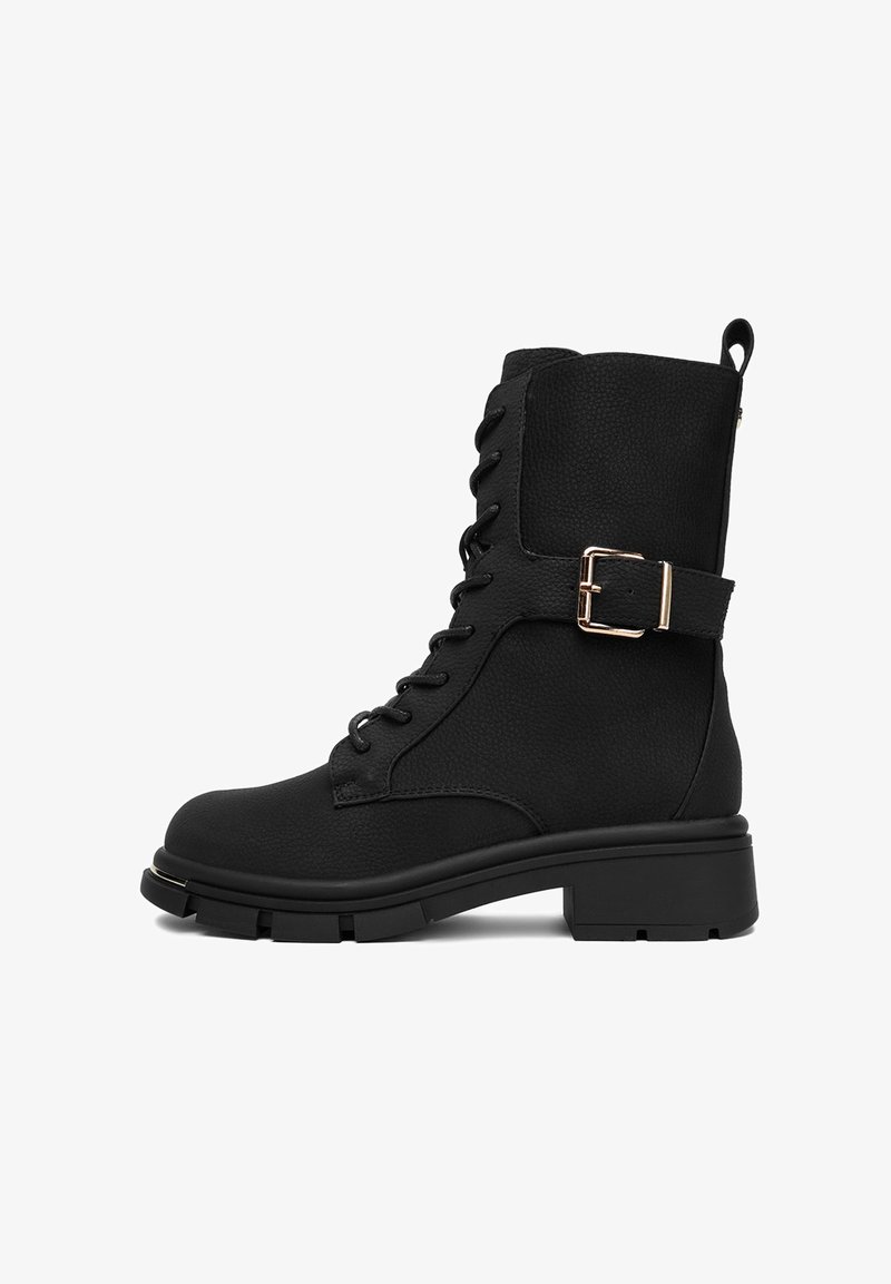 Melnas potītes zābaki, izgatavoti no strukturētas ādas, ar šņorēšanas priekšu, sānu rāvējslēdzēju, jostu ar sprādzi un masīvu zoli.