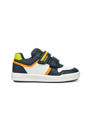 Marine, wit en neongroene kindersneaker met oranje accenten, geperforeerde zijkanten en twee klittenbandsluitsingen met het label "Geox."