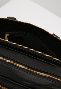 DEPECHE DELUXE LARGE BAG - Maisiņveida soma - black