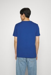HUGO DULIVIO - Nyomott mintás póló - medium blue