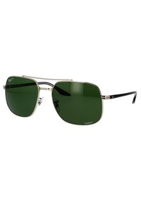 Occhiali da sole stile aviator con lenti verdi, montatura metallica argento e aste nere. Presentano una doppia barra superiore e una forma rettangolare.