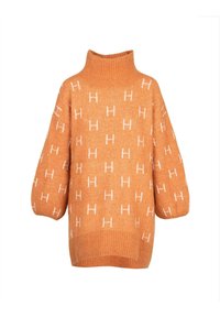 Oranger Pullover mit hohem Kragen, der weiße "H"-Muster aufweist, weite Ärmel und einen gerippten Saum hat. Hergestellt aus einem weichen, strukturierten Stoff.