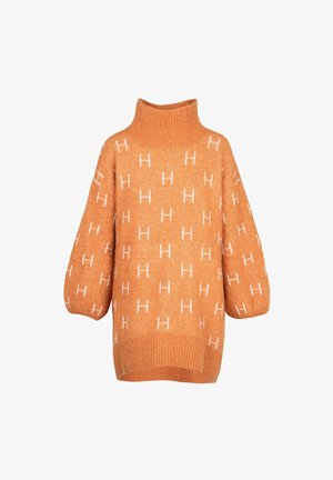 Oranger Pullover mit hohem Kragen, der weiße "H"-Muster aufweist, weite Ärmel und einen gerippten Saum hat. Hergestellt aus einem weichen, strukturierten Stoff.
