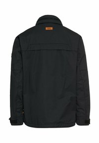 Schwarze Jacke mit Kragenentwurf, strukturiertem Stoff und einem rechteckigen Etikett auf dem oberen Rücken. Mit verstellbaren Manschetten und Seitendetails.