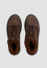 Brązowe zamszowe sneakersy za kostkę z teksturowanym, miękkim wnętrzem i wiązaniem na sznurówki. Posiadają perforacje oraz gumową podeszwę.