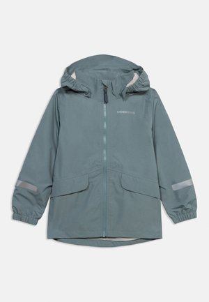 Lyseblå barnejakke for regn med hette, frontglidelås, klafflommer, elastiske mansjetter og reflekser på ermene.