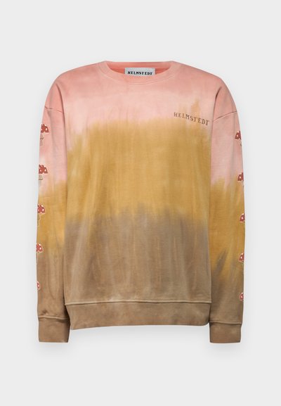 Garais piedurkņu tīrāmāju džemperis rozā, dzeltenā un brūnā krāsā ar tekstu "HELMSTEDT" uz krūtīm un sarkaniem sēņu grafikiem gar abām piedurknēm.