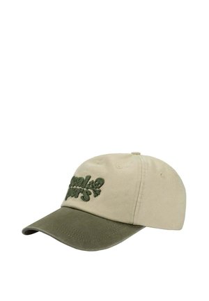 Gorra de béisbol beige y oliva con texto bordado en verde y una pequeña calavera en la parte delantera, mostrada sobre un fondo blanco.