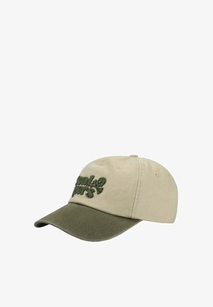 Casquette de baseball beige et olive avec texte vert brodé et un petit crâne sur le devant, présentée sur un fond blanc.