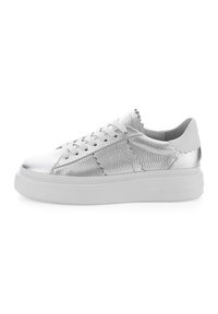 Silberne Ledersneaker mit strukturierter Oberfläche, weißen Schnürsenkeln und kontrastierender weißer Gummisohle. Mit Zickzack-Details am Schaft.