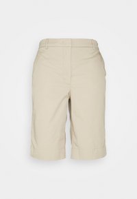 Beige Baumwollshorts mit maßgeschneiderter Passform, ausgestattet mit einer flachen Vorderseite, Seitentaschen und aufgerollten Bündchen für ein sauberes Finish. Glatte Textur.