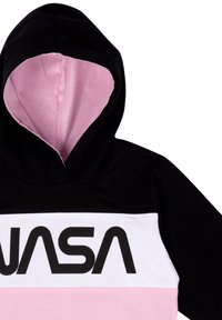Felpa con cappuccio con parte superiore nera, centro bianco e parte inferiore rosa. Presenta un grande logo "NASA" nero nella parte anteriore. Tessuto morbido.