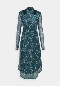 Abito a maniche lunghe in verde petrolio scuro con stampa floreale verde e crema. Caratterizzato da un colletto alto e materiale trasparente con orlo asimmetrico.