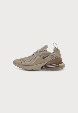 Baskets Nike Air Max 270 taupe avec mesh respirant, coussin d'air visible au talon et logos swoosh noirs sur le côté et les orteils.