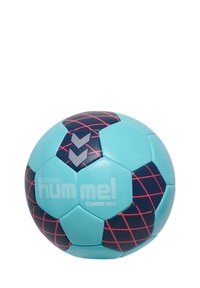 Hummel barnfotboll har en ljusblå yta med mörkblå och rosa accenter, hexagonala paneler och texturerade greppytor.