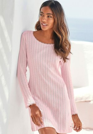 Rosa Langarmkleid mit einem wellenförmigen Ausschnitt, das aus einem strukturierten, gemusterten Stoff mit vertikalen Streifen und zarten Akzenten gefertigt ist.