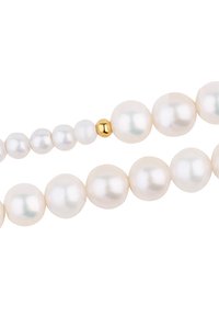 Naszyjnik z pereł, złożony z pereł w różnych rozmiarach, o gładkiej fakturze, z małą złotą ozdobną koraliką na środku.