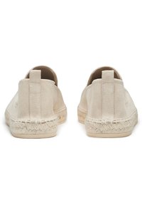Espadrillas in camoscio beige con suola in juta intrecciata, caratterizzate da un tallone basso e un piccolo anello al tallone per un facile indosso.