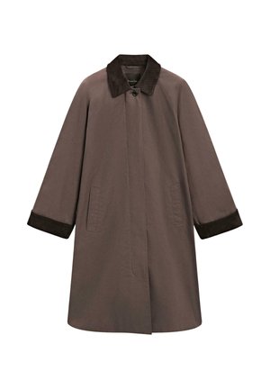 Hnědý kabát s kordovým límcem, dlouhými rukávy a bočními kapsami. Jednoduchý design s uvolněným střihem a minimálním zdobením.