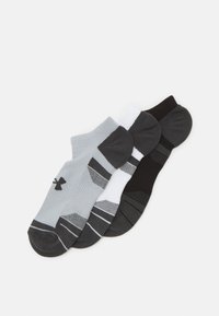 Tre paia di calzini alla caviglia in grigio, bianco e nero. Ognuno presenta un motivo a righe e un logo, realizzati in un materiale liscio e testurizzato.