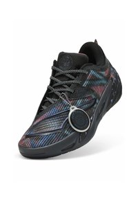 Sneaker con una toma superiore in mesh multicolore nei toni del nero, viola, blu e rosso. Presenta lacci neri, una suola testurizzata e un'etichetta metallica.