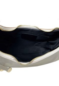 Jasnoszara saszetka na zamek błyskawiczny ze złotym okuciem, posiadająca czarne wnętrze i małą kieszonkę na zamek w środku. Gładka tekstura, prosty design.