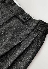 Grijze textuur broek met een platte voorkant, uitgerust met een sluiting met één knop en plooien, gemaakt van een mix van vezels voor een casual maar verfijnde uitstraling.