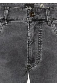 Grijze corduroybroek met een klassiek ontwerp van vijf zakken, voorzien van een bruine knoopsluiting en zichtbare stikseldetails.