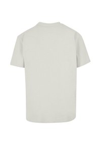 Lys grå t-shirt lavet af bomuld. Har rund halsudskæring, korte ærmer og en lige kant. Bagsiden er ensfarvet uden synlige logoer eller mønstre.