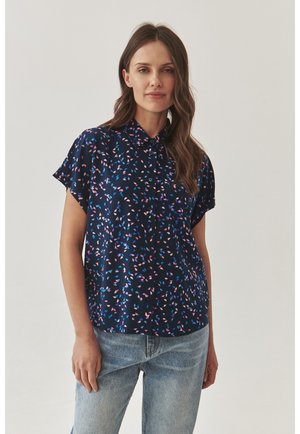 Marineblaue Kurzarmbluse mit einem mehrfarbigen abstrakten Muster in Pink, Blau und Weiß. Weicher Stoff mit einem Button-Down-Kragen.
