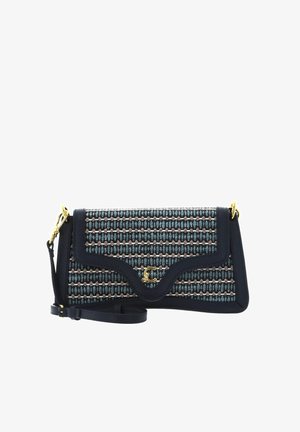 Petit sac à main rectangulaire bleu marine avec devant à texture tissée, fermoir doré, et bandoulière amovible.