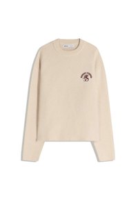 Béžový pletený svetr s kulatým výstřihem, spadlými rameny a malým vínovým logem na levé straně. Zkrácená délka.