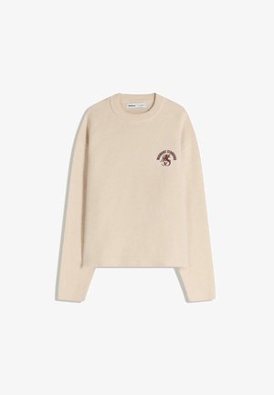 Beżowy sweter dziany z okrągłym dekoltem, opuszczonymi ramionami i małym bordowym logo po lewej stronie. Krótka długość.