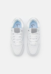 Hvite lær sneakers med lyseblå detaljer, perforert tåboks, flate hvite snører, polstret krage og logo detalj på tungen.