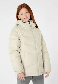 Hellbeige Pufferjacke mit abnehmbarem Kapuzen, Reißverschluss und gerippten Bündchen. Besitzt ein horizontales Steppmuster und ein Logo auf der Brust.