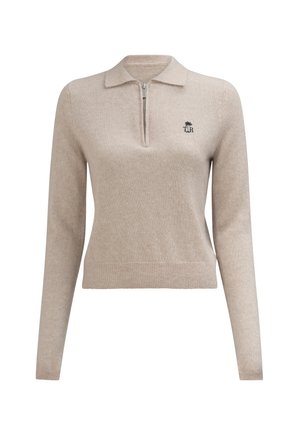 Beiger Strickpullover mit langen Ärmeln, Kragen und kurzem Reißverschluss, mit kleinem dunklem Logo und einer Palme auf der linken Brust.