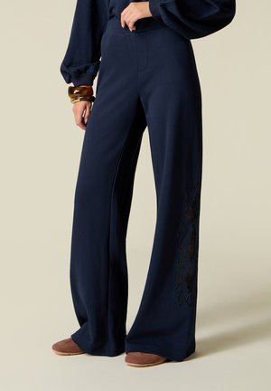 Oltre JOGGERS CON DETTAGLI IN SANGALLO - Jogginghose - blu