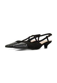 Décolleté slingback nere in camoscio e pelle verniciata; punta affilata; tacco basso a gattino; cinturino alla caviglia con fibbia dorata.