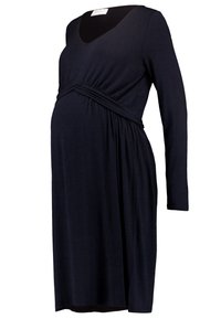 Marinblå gravidklänning i mjukt tyg, med långa ärmar, v-ringning och insamlad midjedetalj, designad för komfort och passform under graviditeten.
