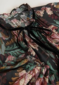 REGULAR FIT - TIE FRONT TIERED LONG SLEEVE - Vestido informal - black red floral print