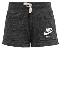 Svarta sweatshorts med dragsko i midjan, framfickor och en vit Nike-logotyp och text på nedre vänstra sidan. Mjukt tyg med en melerad struktur.