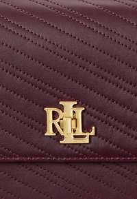 Lauren Ralph Lauren STITCHED NAPPA LEATHER MEDIUM SOPHEE BAG - Keresztpántos táska - pinot noir