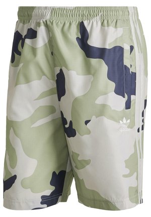 Zielono-białe kąpielówki w kamuflażu z czarnym akcentem, elastycznym paskiem i logo Adidas na dolnej lewej stronie. Gładka faktura, lekki materiał.