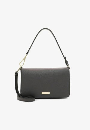 Bolso cruzado de cuero gris con una superficie texturizada, correa ajustable, herrajes en tono dorado y una sutil placa con el logo de la marca en la parte frontal.