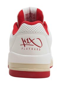 Valge nahast spordijalanõud punaste detailide ja perforatsioonidega. Omab pehmendatud punast kaelaosa ja suurt punast logo "K1X PLAYHARD" kontsapojengil.