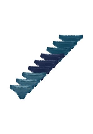 Neuf sous-vêtements bikini pour femmes dans des nuances de bleu disposés en ligne diagonale sur fond blanc.
